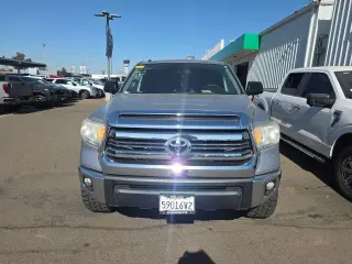 Toyota Tundra 2017 4x2 SR5 4dr CrewMax Cab Pickup SB (5.7L V8)