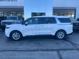 Kia Carnival 2024 LX 4 puertas Miniván