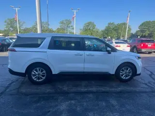 Kia Carnival 2024 LX 4 puertas Miniván