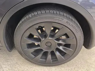 Tesla Model Y 2023 4dr Crossover