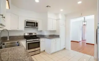 3 Bedroom House in Beverly Blvd