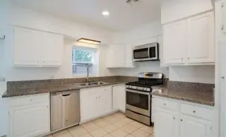 3 Bedroom House in Beverly Blvd