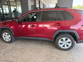 Toyota RAV4 2021 LE 4dr SUV
