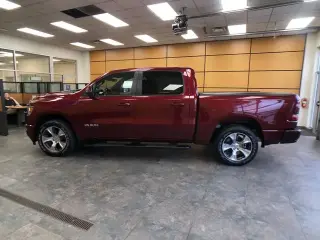 Ram 1500 2023 4x4 Laramie 4 puertas Cabina Crew 5.6 pies. Caja corta Pickup