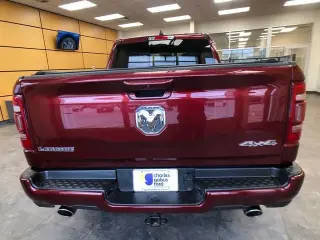 Ram 1500 2023 4x4 Laramie 4 puertas Cabina Crew 5.6 pies. Caja corta Pickup