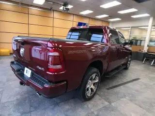 Ram 1500 2023 4x4 Laramie 4 puertas Cabina Crew 5.6 pies. Caja corta Pickup