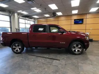 Ram 1500 2023 4x4 Laramie 4 puertas Cabina Crew 5.6 pies. Caja corta Pickup