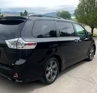 2017 TOYOTA SIENNA SE