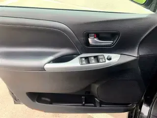 2017 TOYOTA SIENNA SE