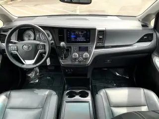 2017 TOYOTA SIENNA SE