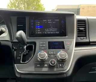 2017 TOYOTA SIENNA SE