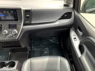 2017 TOYOTA SIENNA SE
