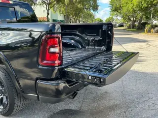 Ram 1500 2025 4x4 Big Horn 4 puertas Quad Cab 6.4 pies. Pickup SB