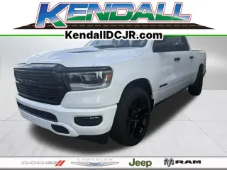Ram 1500 2023 4x4 Laramie 4 puertas Cabina Crew 5.6 pies. Pickup SB