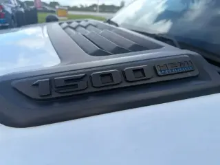 Ram 1500 2023 4x4 Laramie 4 puertas Cabina Crew 5.6 pies. Pickup SB