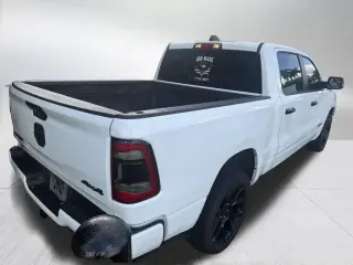 Ram 1500 2023 4x4 Laramie 4 puertas Cabina Crew 5.6 pies. Pickup SB
