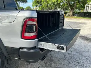 Ram 1500 2021 4x4 Rebel 4 puertas Cabina Crew 5.6 pies. Pickup SB