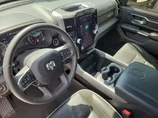 Ram 1500 2025 4x4 Laramie Cabina Crew 4 puertas 5.6 pies. Pickup SB