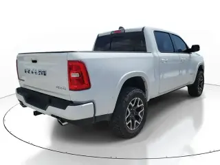 Ram 1500 2025 4x4 Laramie Cabina Crew 4 puertas 5.6 pies. Pickup SB