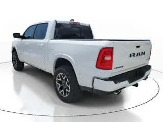 Ram 1500 2025 4x4 Laramie Cabina Crew 4 puertas 5.6 pies. Pickup SB