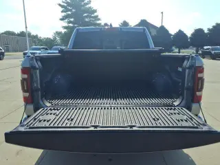 Ram 1500 2021 4x4 Laramie 4 puertas Cabina Crew 5.6 pies. Pickup SB