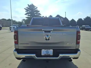 Ram 1500 2021 4x4 Laramie 4 puertas Cabina Crew 5.6 pies. Pickup SB