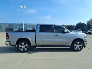 Ram 1500 2021 4x4 Laramie 4 puertas Cabina Crew 5.6 pies. Pickup SB