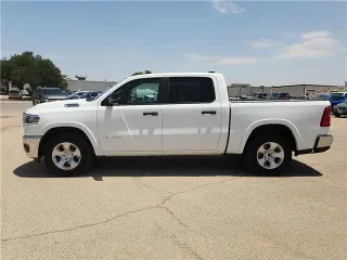 Ram 1500 2025 4x4 Lone Star Cabina Doble 4 puertas 5.6 pies. Pickup SB