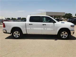 Ram 1500 2025 4x4 Lone Star Cabina Doble 4 puertas 5.6 pies. Pickup SB