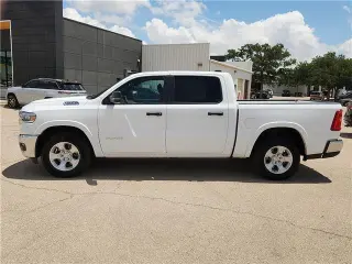 Ram 1500 2025 4x4 Big Horn Cabina Crew de 4 puertas, caja corta de 5.6 pies
