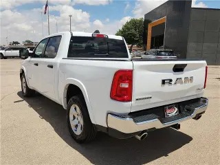 Ram 1500 2025 4x4 Big Horn Cabina Crew de 4 puertas, caja corta de 5.6 pies
