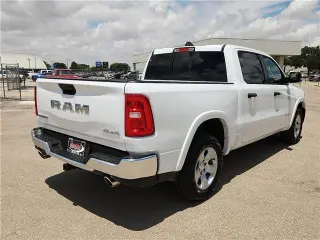 Ram 1500 2025 4x4 Big Horn Cabina Crew de 4 puertas, caja corta de 5.6 pies