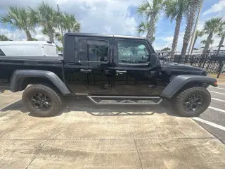 Jeep Gladiator 2023 4x4 Sport 4 puertas Cabina Crew 5.0 pies. SB
