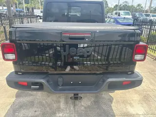 Jeep Gladiator 2023 4x4 Sport 4 puertas Cabina Crew 5.0 pies. SB