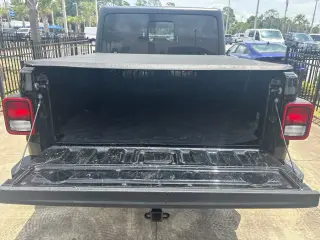 Jeep Gladiator 2023 4x4 Sport 4 puertas Cabina Crew 5.0 pies. SB