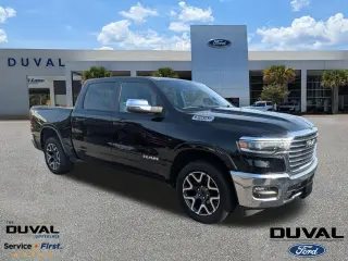 Ram 1500 2025 4x4 Laramie 4 puertas Cabina Crew 5.6 pies. Pickup SB