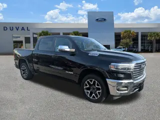 Ram 1500 2025 4x4 Laramie 4 puertas Cabina Crew 5.6 pies. Pickup SB