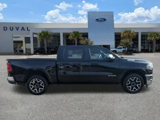 Ram 1500 2025 4x4 Laramie 4 puertas Cabina Crew 5.6 pies. Pickup SB