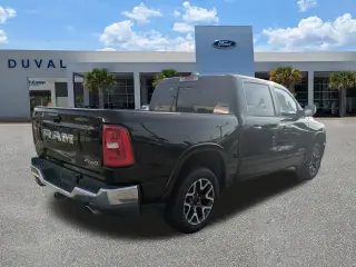 Ram 1500 2025 4x4 Laramie 4 puertas Cabina Crew 5.6 pies. Pickup SB
