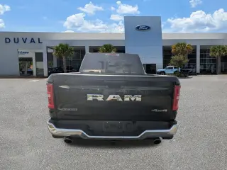 Ram 1500 2025 4x4 Laramie 4 puertas Cabina Crew 5.6 pies. Pickup SB