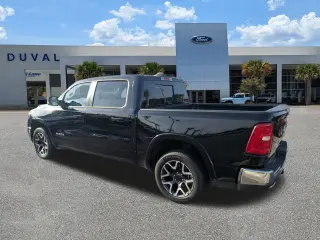 Ram 1500 2025 4x4 Laramie 4 puertas Cabina Crew 5.6 pies. Pickup SB