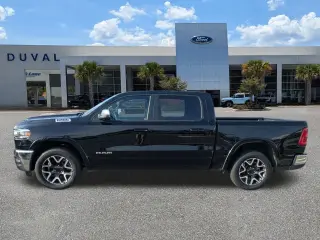 Ram 1500 2025 4x4 Laramie 4 puertas Cabina Crew 5.6 pies. Pickup SB