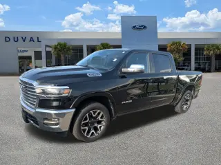 Ram 1500 2025 4x4 Laramie 4 puertas Cabina Crew 5.6 pies. Pickup SB