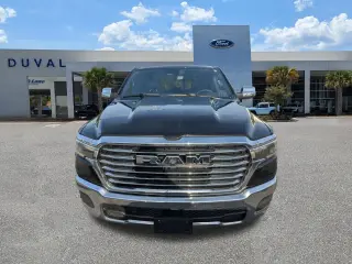 Ram 1500 2025 4x4 Laramie 4 puertas Cabina Crew 5.6 pies. Pickup SB