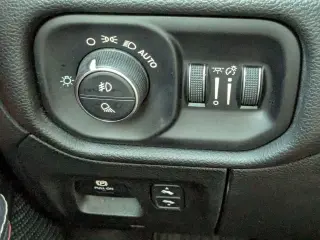 Ram 1500 2025 4x4 Rebel 4 puertas Cabina Crew 5.6 pies. Caja corta Pickup