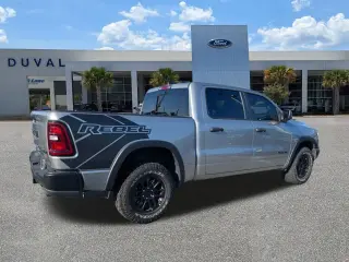 Ram 1500 2025 4x4 Rebel 4 puertas Cabina Crew 5.6 pies. Caja corta Pickup