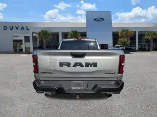 Ram 1500 2025 4x4 Rebel 4 puertas Cabina Crew 5.6 pies. Caja corta Pickup