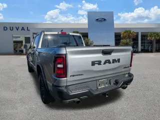 Ram 1500 2025 4x4 Rebel 4 puertas Cabina Crew 5.6 pies. Caja corta Pickup