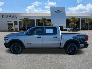 Ram 1500 2025 4x4 Rebel 4 puertas Cabina Crew 5.6 pies. Caja corta Pickup