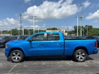 Ram 1500 2022 4x4 Laramie 4 puertas Cabina Crew 6.4 pies. Pickup SB